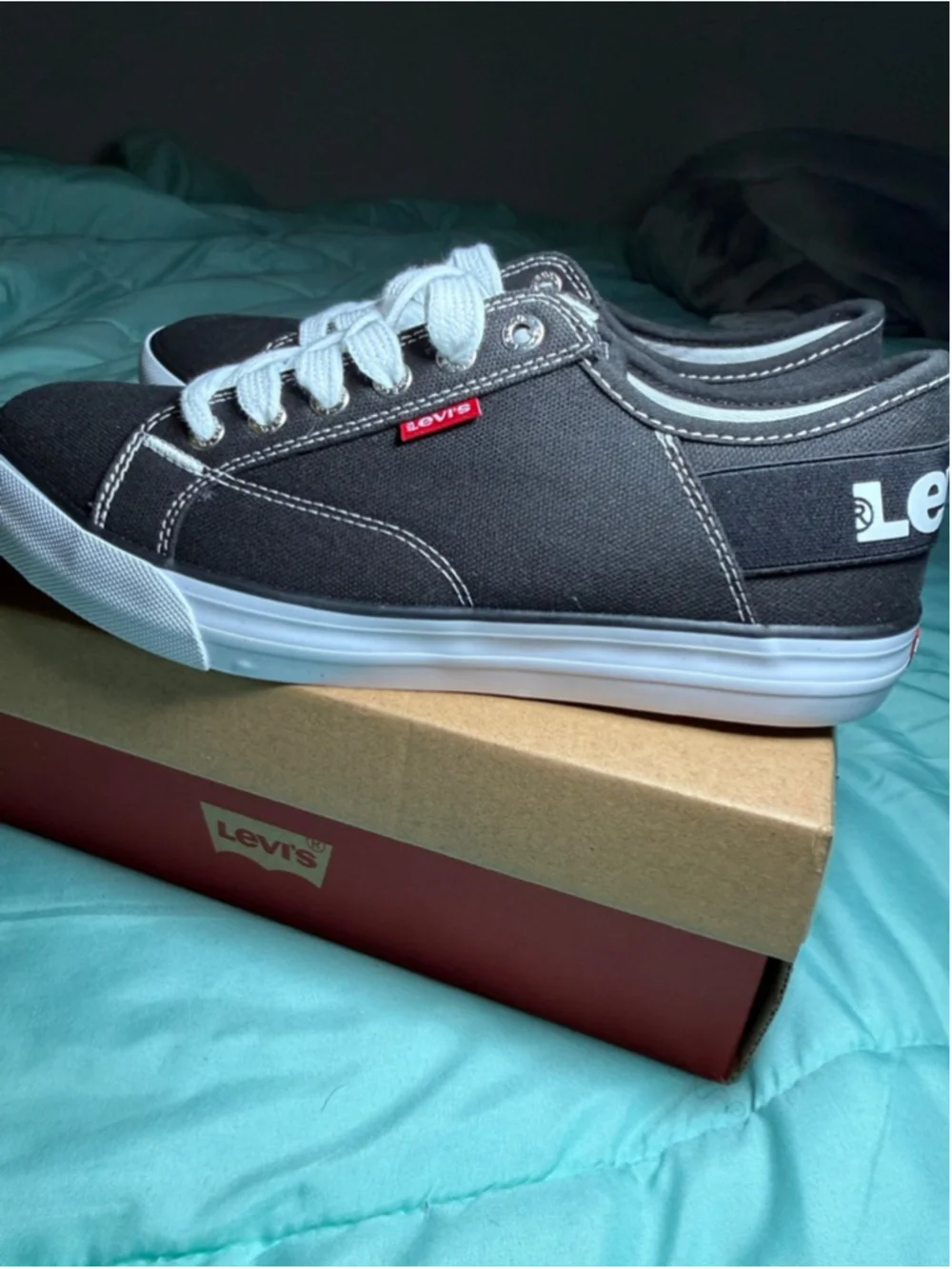 Women's Levi's Black & White Luna CT CVS Sneakers Size 8 - Picture 4 of 6